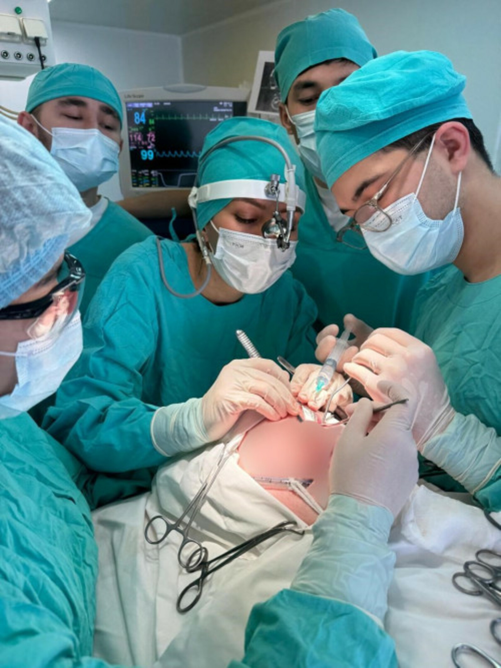 Ученые кампуса вместе врачами помогли бойцу восстановить стенки глазницы и лица