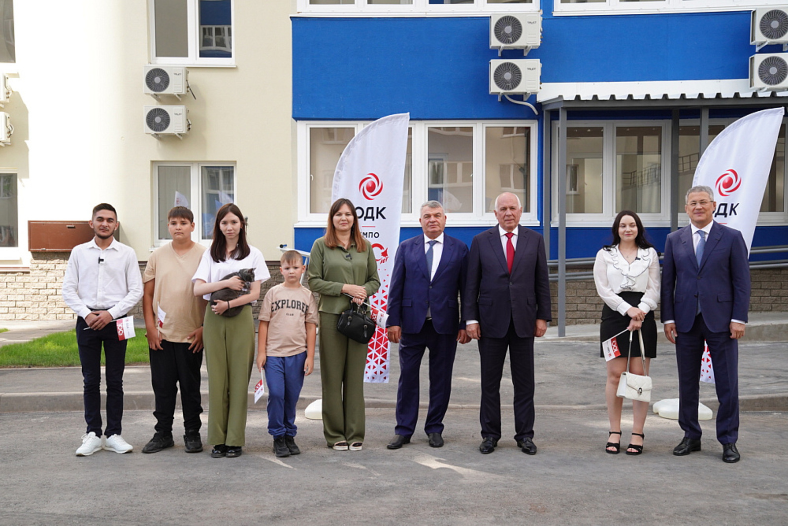 Радий Хәбиров һәм Сергей Чемезов Өфөлә фатир асҡыстары тапшырҙы