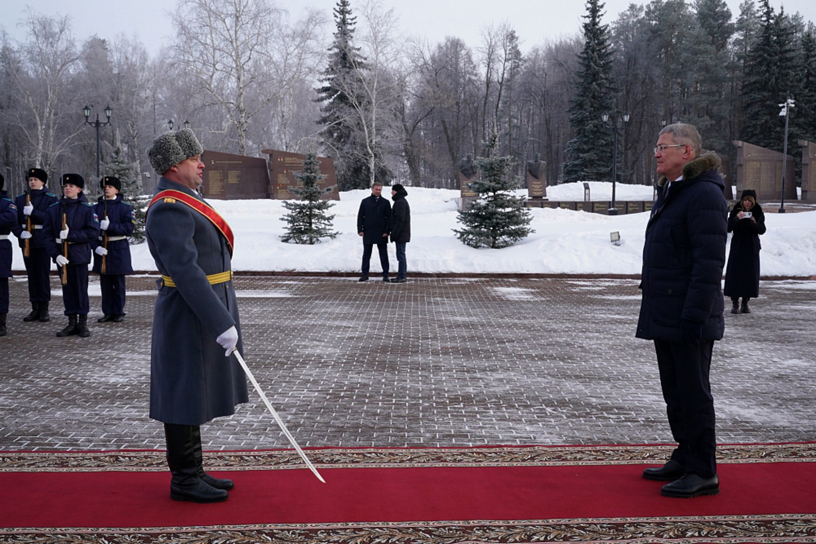 Радий Хәбиров Еңеү паркындағы Мәңгелек утҡа сәскәләр һалды