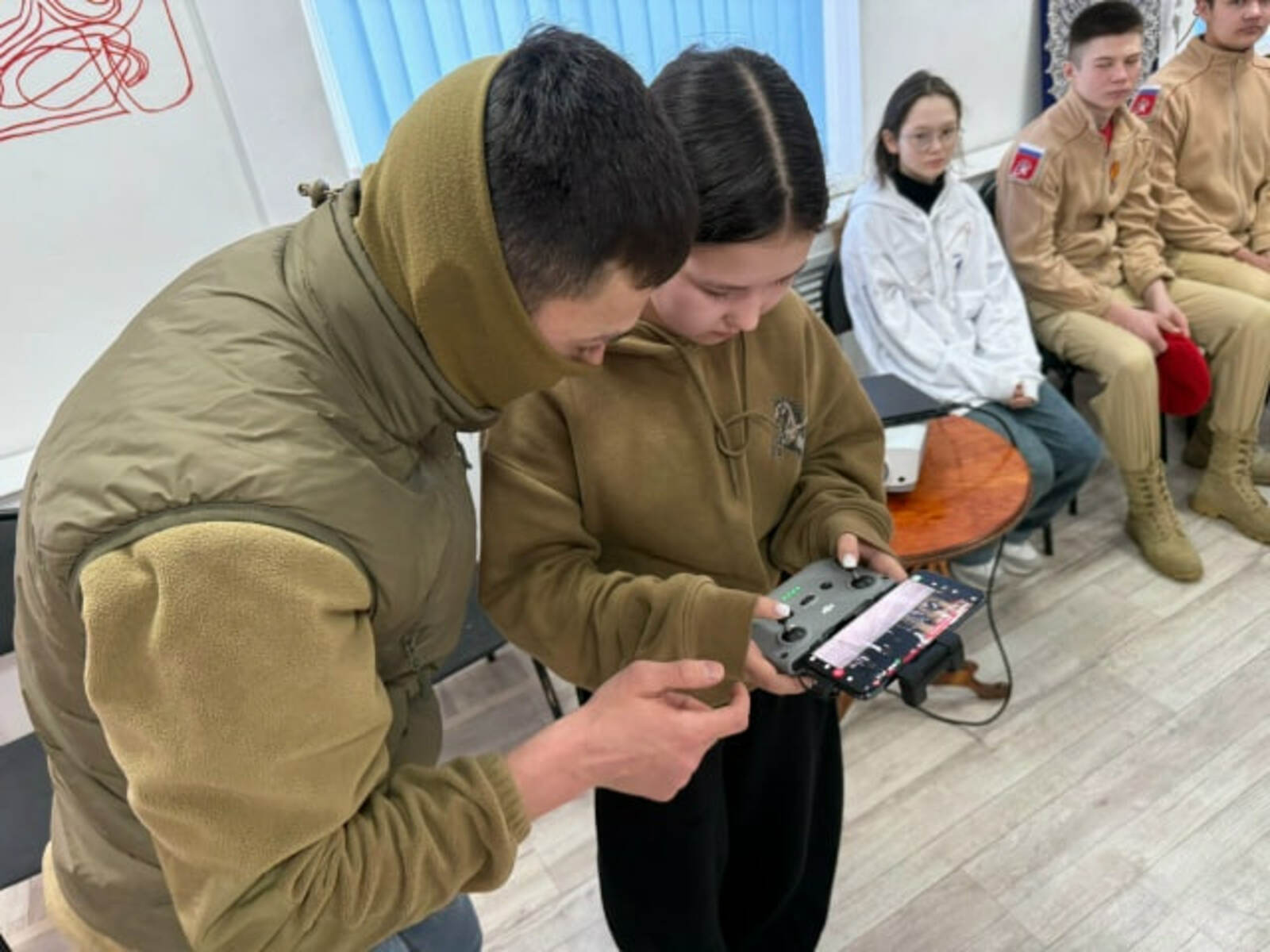 Яугир балаларға дрон менән идара итеү буйынса оҫталыҡ дәресе үткәрҙе