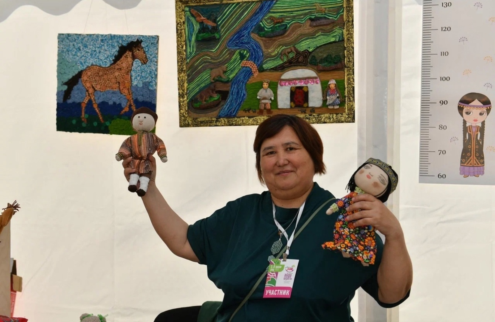 Күп балалы әсә «Янғантау» геопаркы туристары өсөн милли кейемдәрҙә ҡурсаҡ тегә