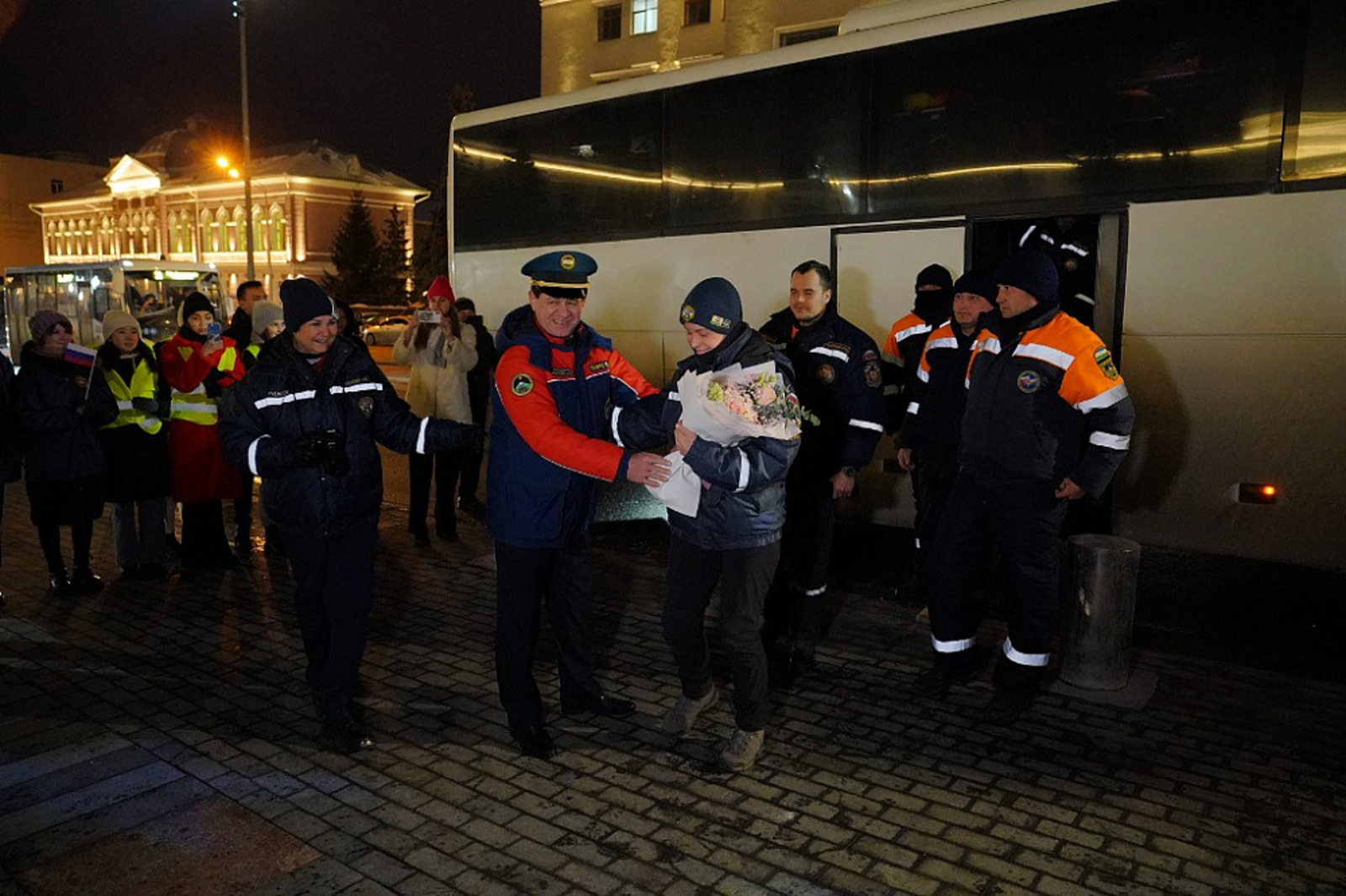 Радий Хабиров встретил вернувшихся из Турции добровольцев-спасателей