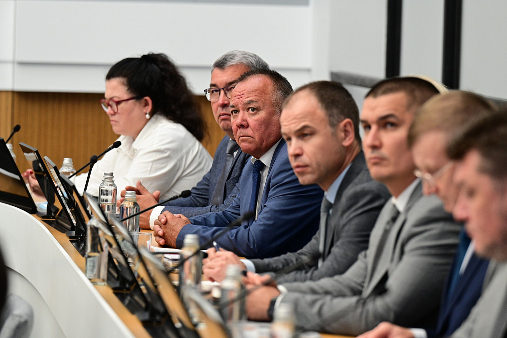 Радий Хабиров передал новые автобусы спортивным школам Башкортостана