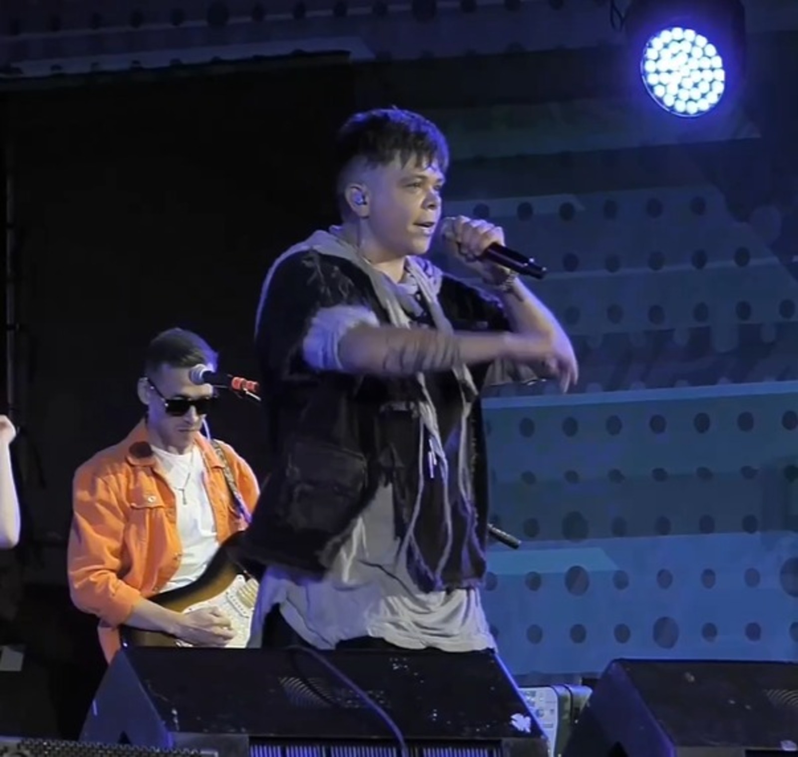 Элвин Грей легендар «Тыуған яҡ» хитын башҡарыу хоҡуғына эйә булды