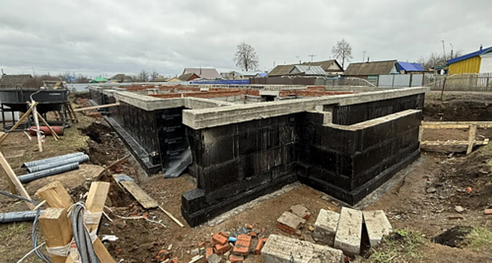 В Илишевском районе продолжается строительство нового многоквартирного дома