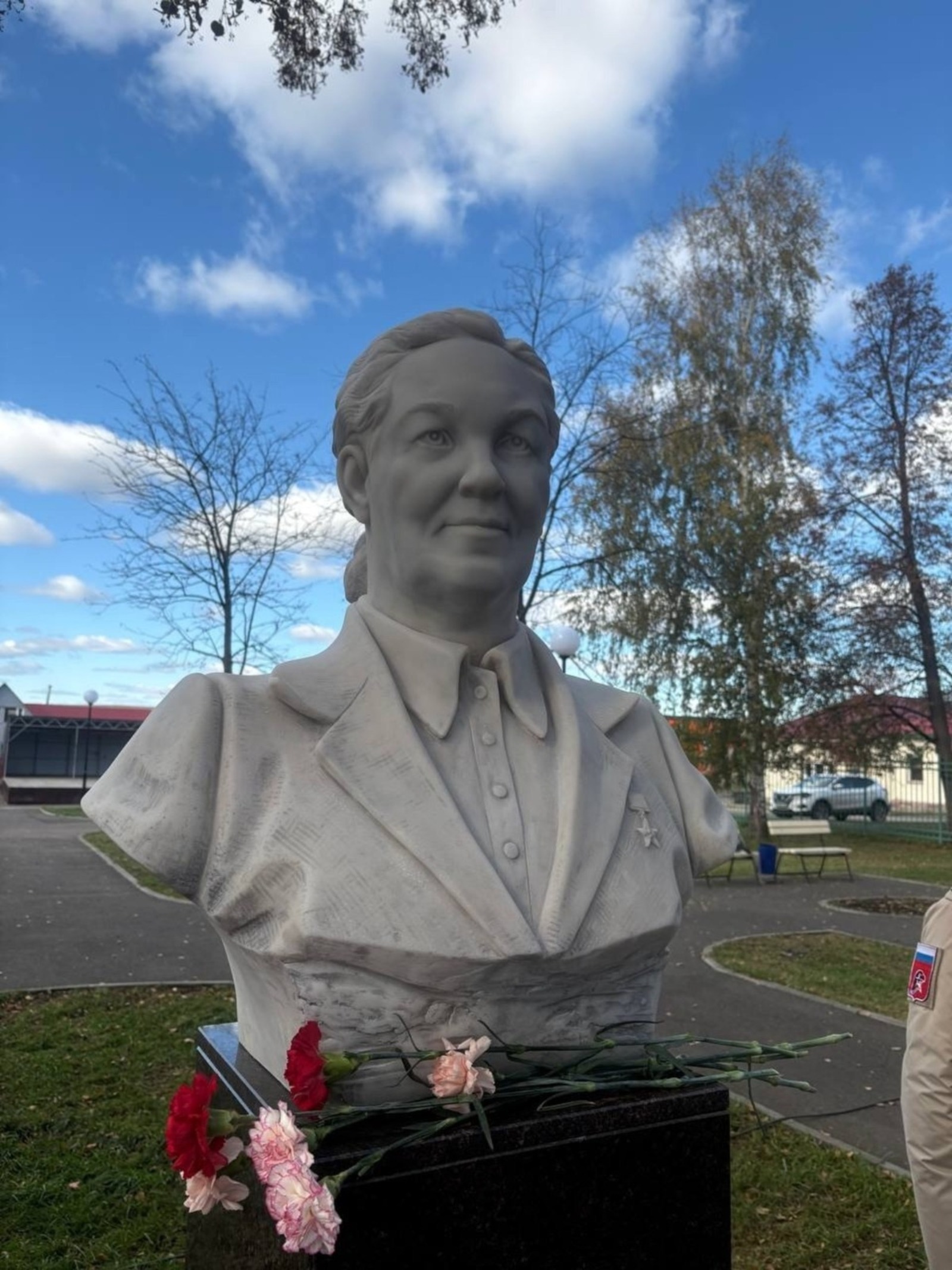 Районыбыҙҙа халыҡ уҡытыусыһы Хәнифә Искәндәроваға бюст асылды