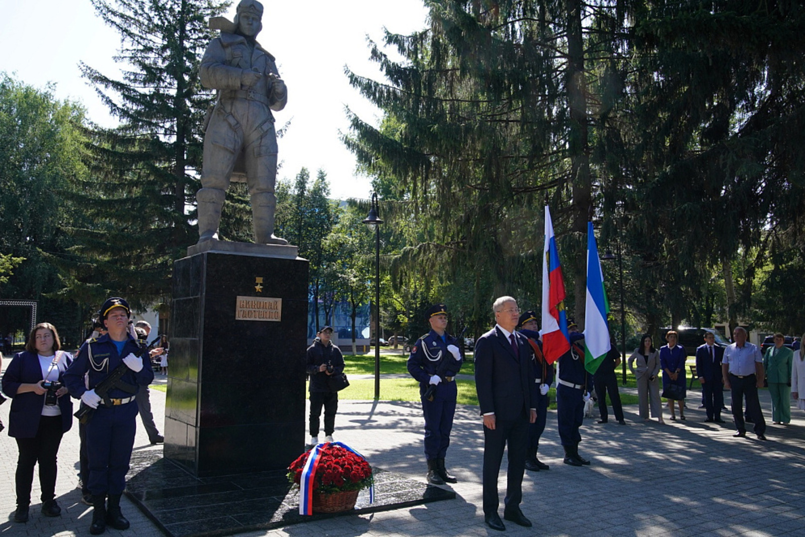 Радий Хәбиров Николай Гастелло һәйкәленә сәскәләр һалды