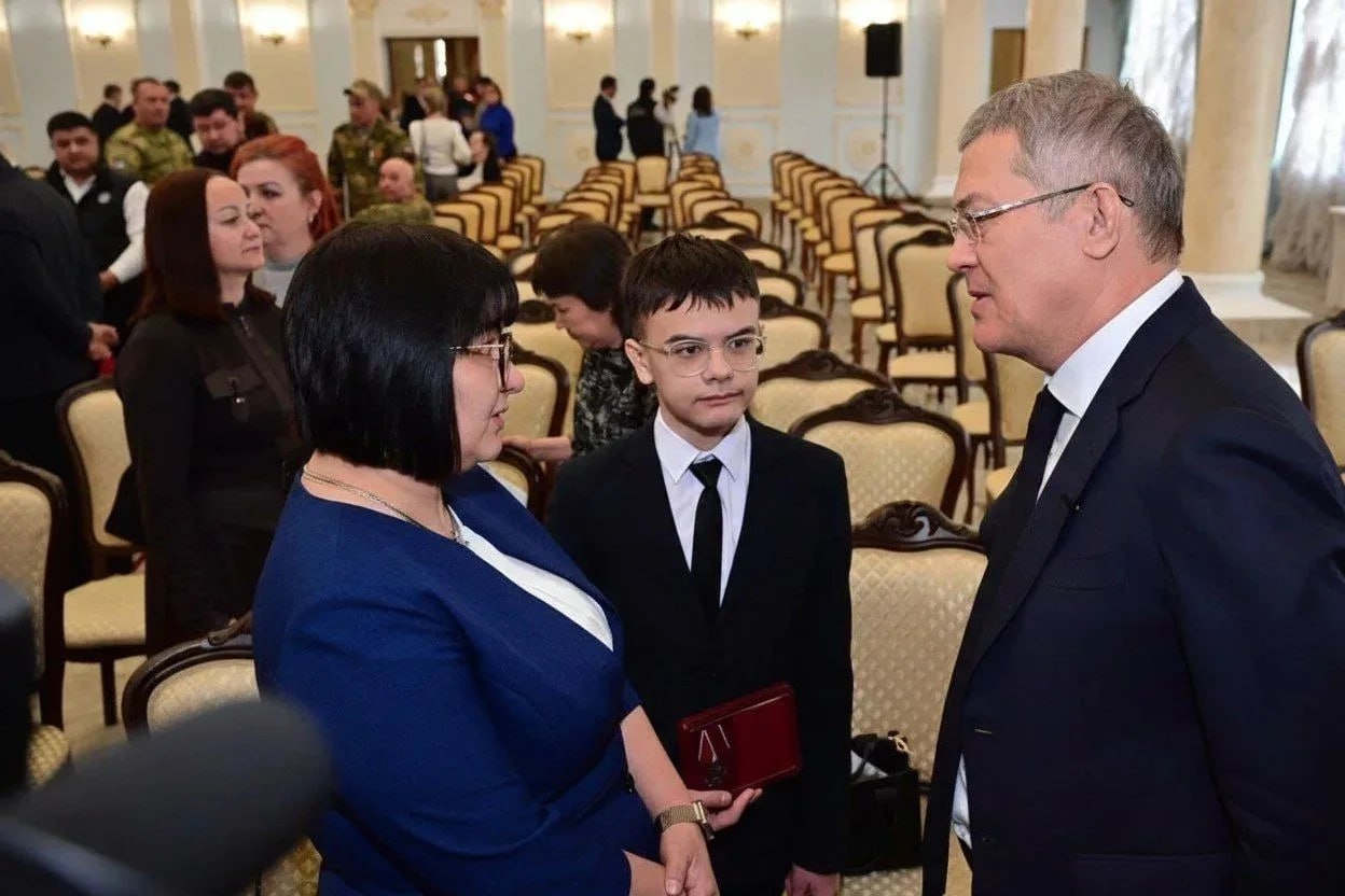 В Уфе родителям Владислава Бочарова передали звезду Героя России
