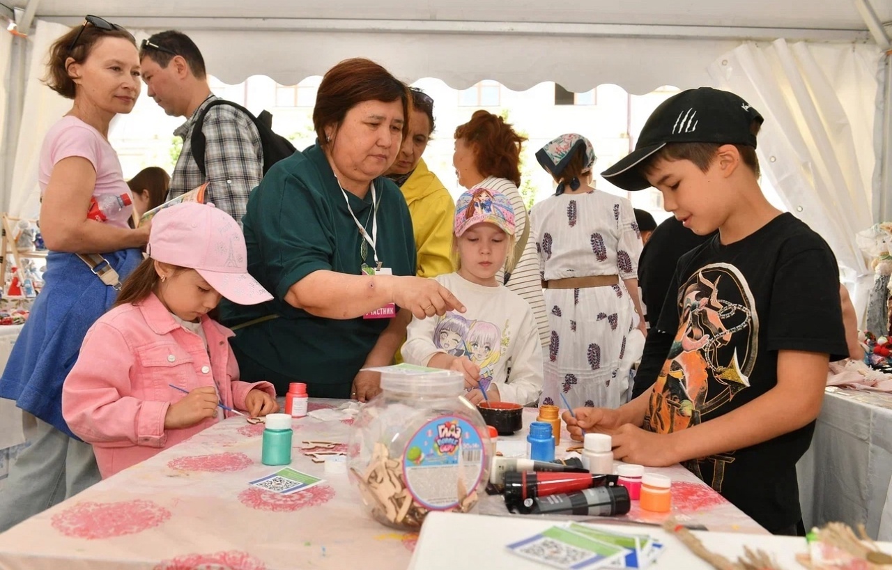 Күп балалы әсә «Янғантау» геопаркы туристары өсөн милли кейемдәрҙә ҡурсаҡ тегә