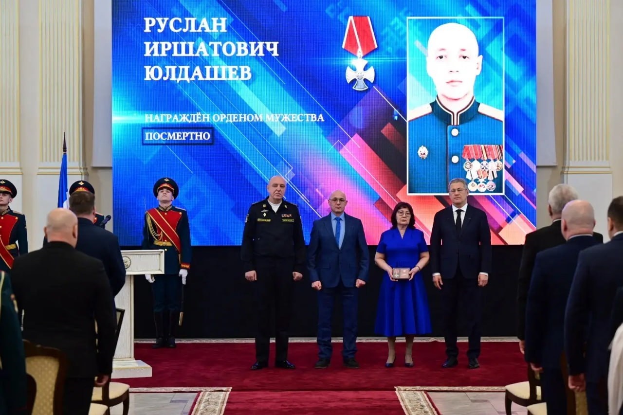 В Уфе родителям Владислава Бочарова передали звезду Героя России