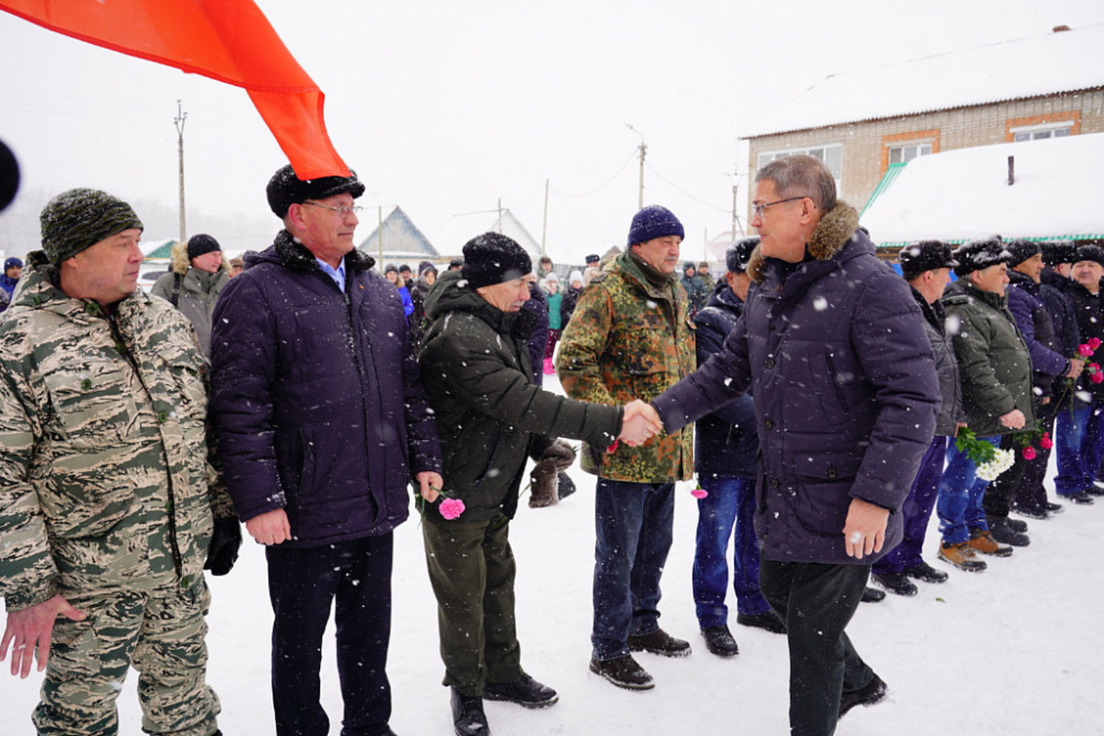 Радий Хабиров почтил память воинов-интернационалистов в Кугарчинском районе