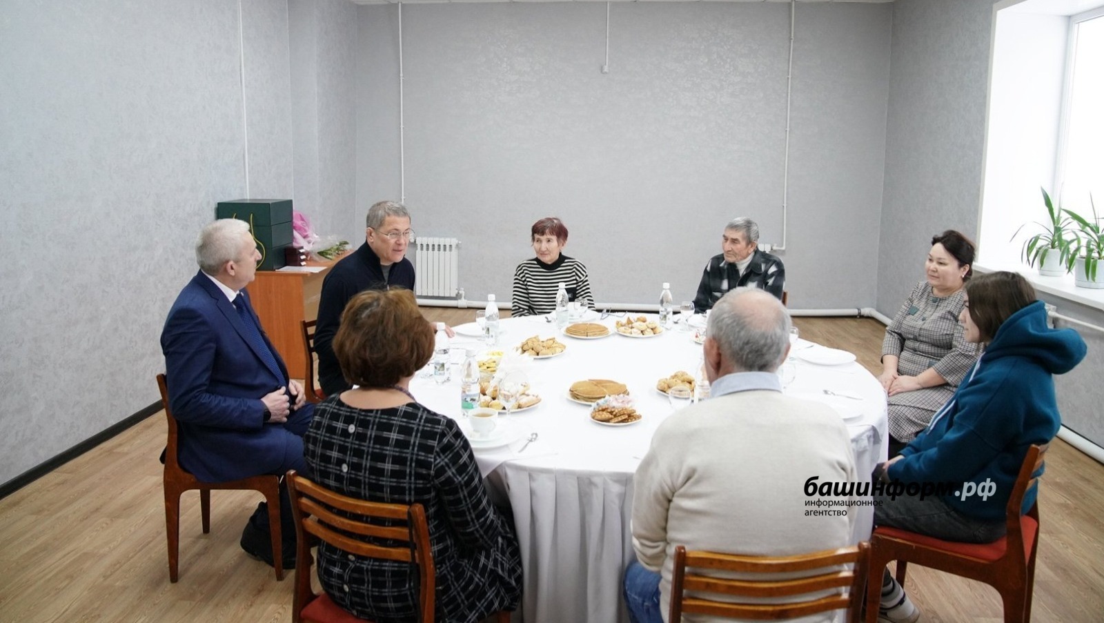 Глава Башкирии встретился с семьями павших бойцов из Дюртюлинского района