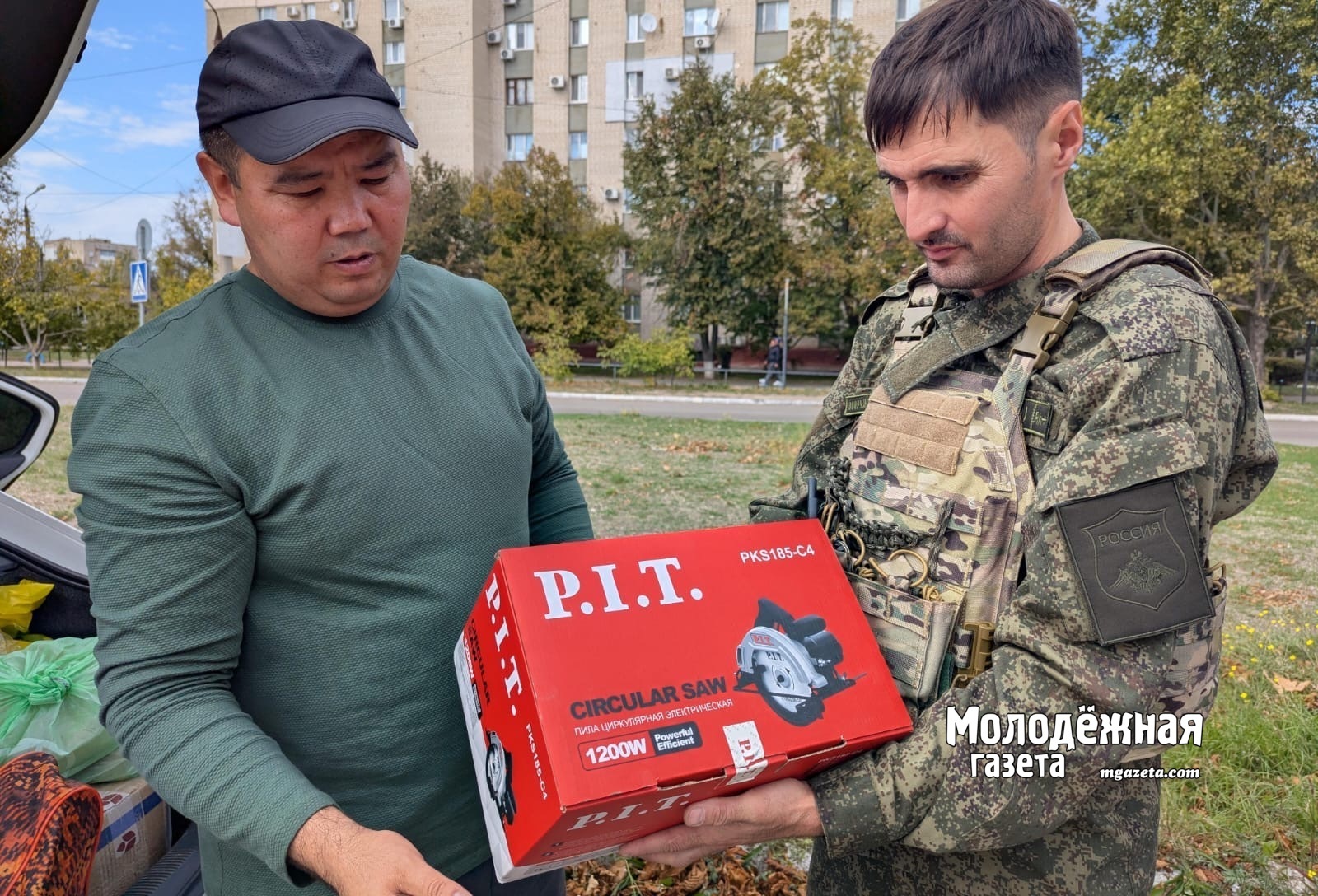 Өфө журналистары Запорожье өлкәһендәге яҡташ яугирҙәргә посылкалар тапшырҙы