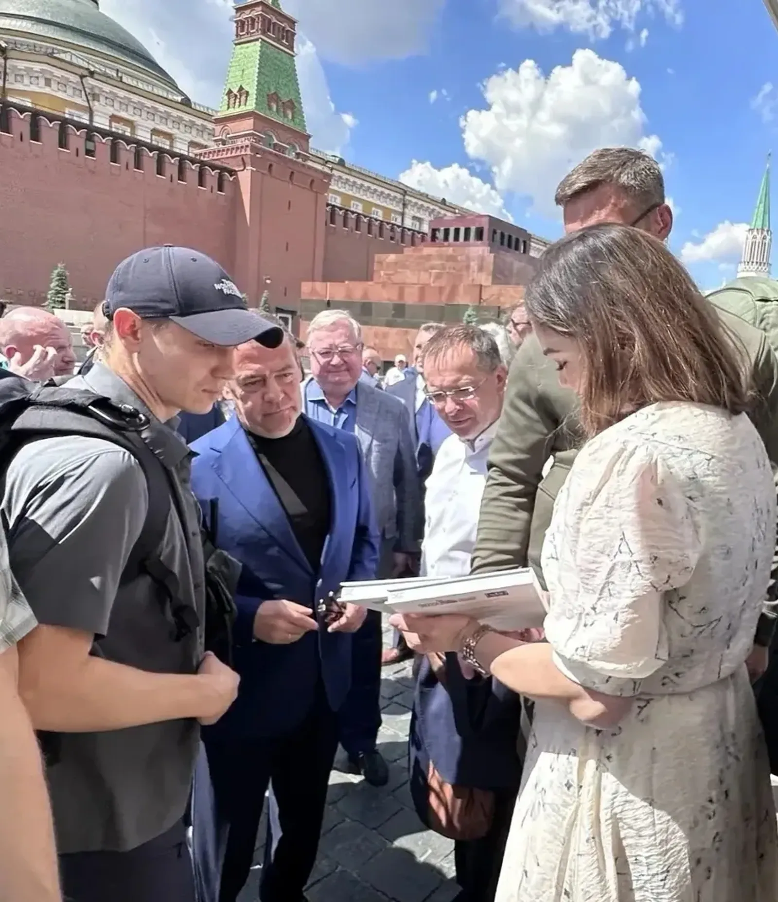“Китап” нәшриәте Дмитрий Медведевҡа китап бүләк итте