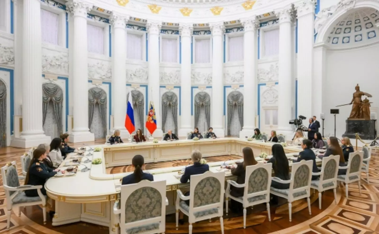 Женщины подарили Путину икону, облетевшую всю линию фронта