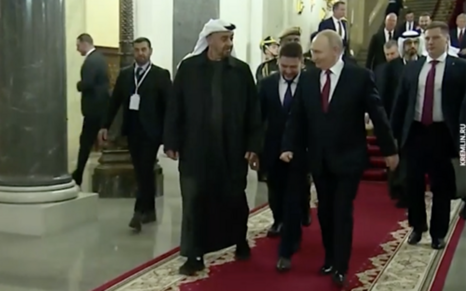 Президент ОАЭ рассказал о судьбе куртки, подаренной Путиным 3 года назад