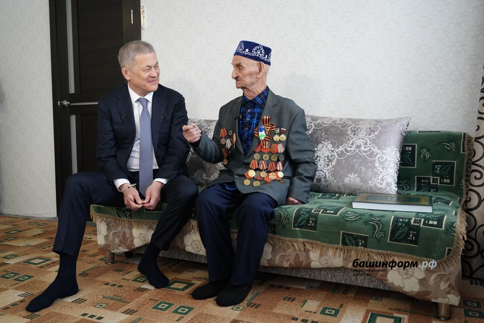 Радий Хәбиров Талас ауылында Бөйөк Ватан һуғышы ветераны менән күреште