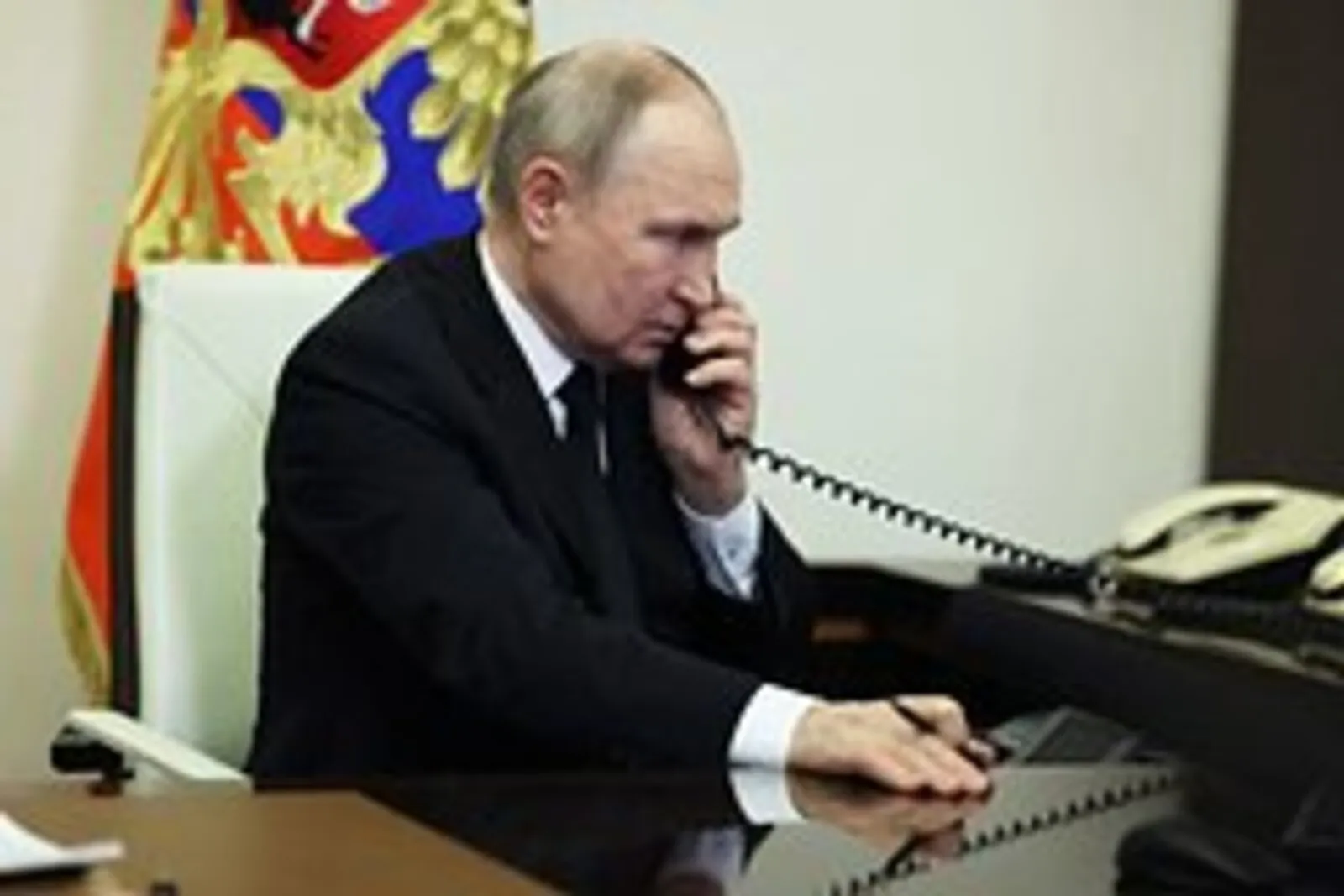 Путин поговорил по телефону с Президентом Ирана Пезешкианом