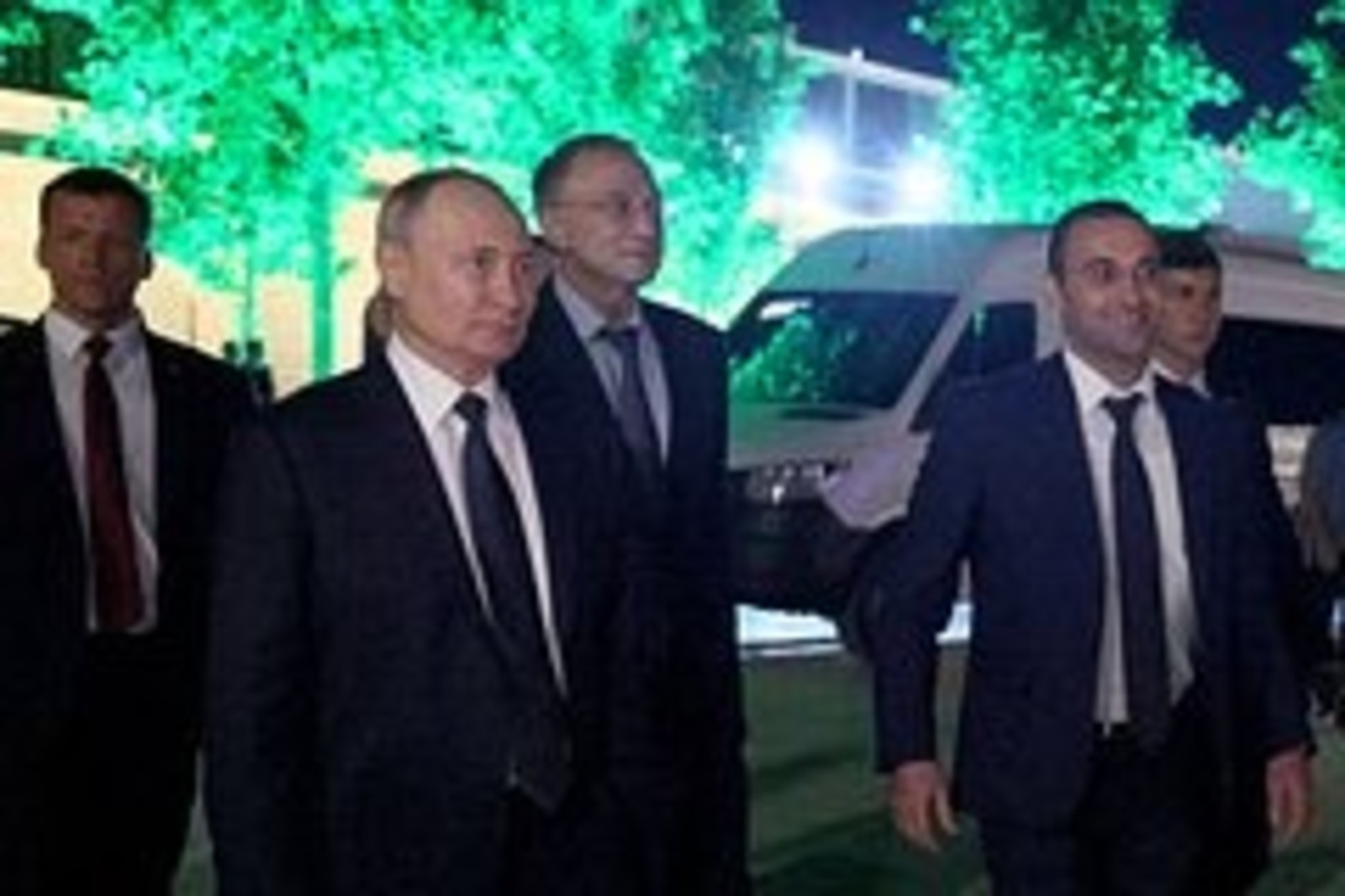 Владимир Путин посетил в Дербенте парк с мультимедийным фонтаном от Сбера