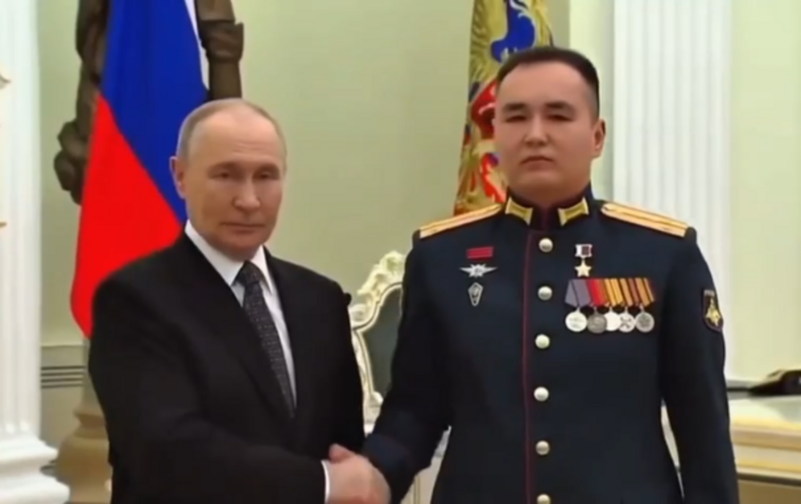 Владимир Путин вручил медаль Героя России уроженцу Башкирии
