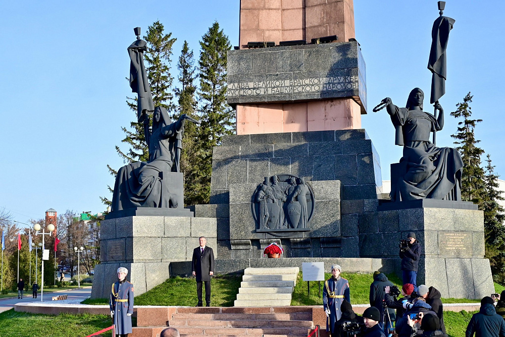 Радий Хәбиров Өфөлә Дуҫлыҡ монументына сәскәләр һалды