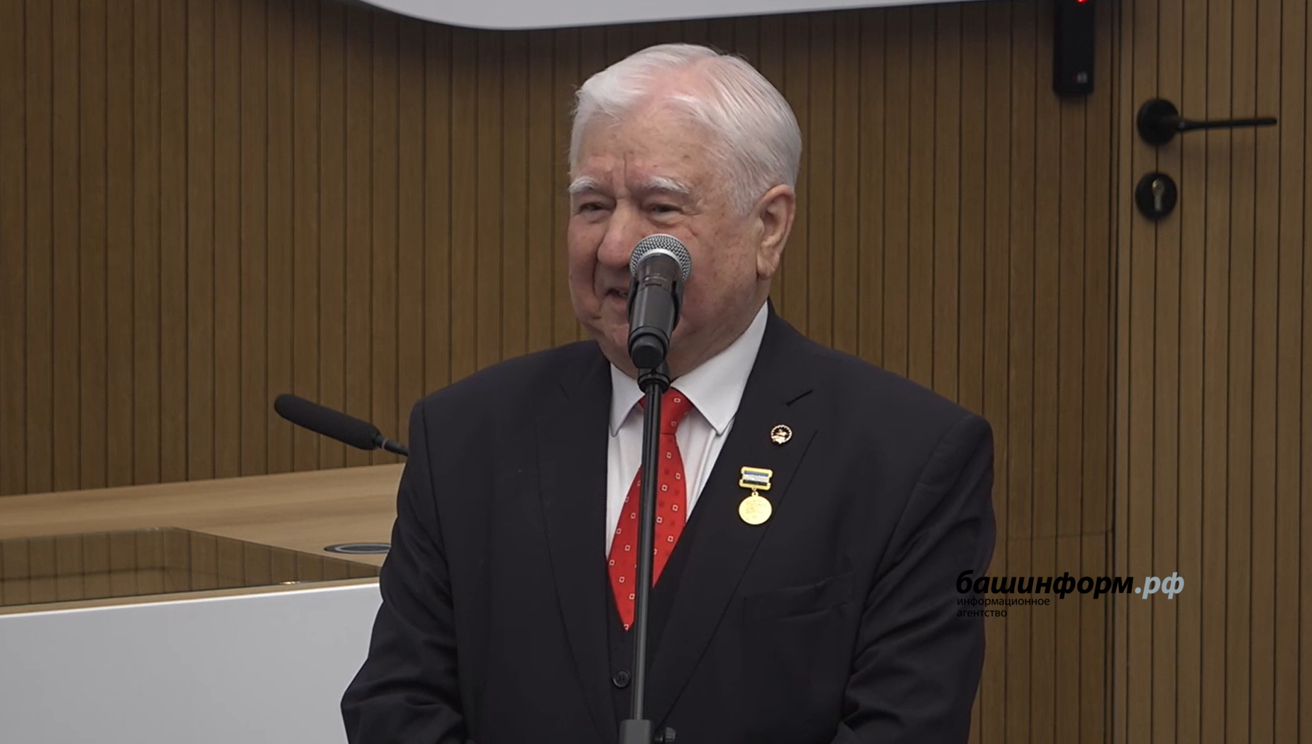 Башҡортостан Башлығы Ришат Халиҡовты маҡтаулы исем менән бүләкләне