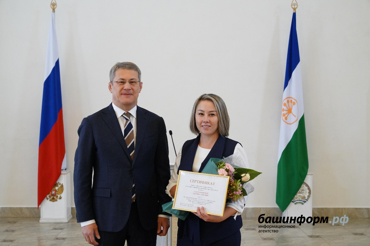 Радий Хабиров вручил государственные награды ко Дню учителя