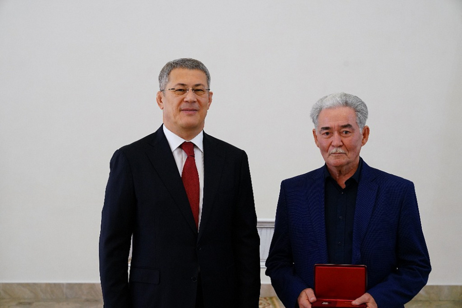 Радий Хабиров вручил государственные награды России и Башкортостана в честь Дня Республики