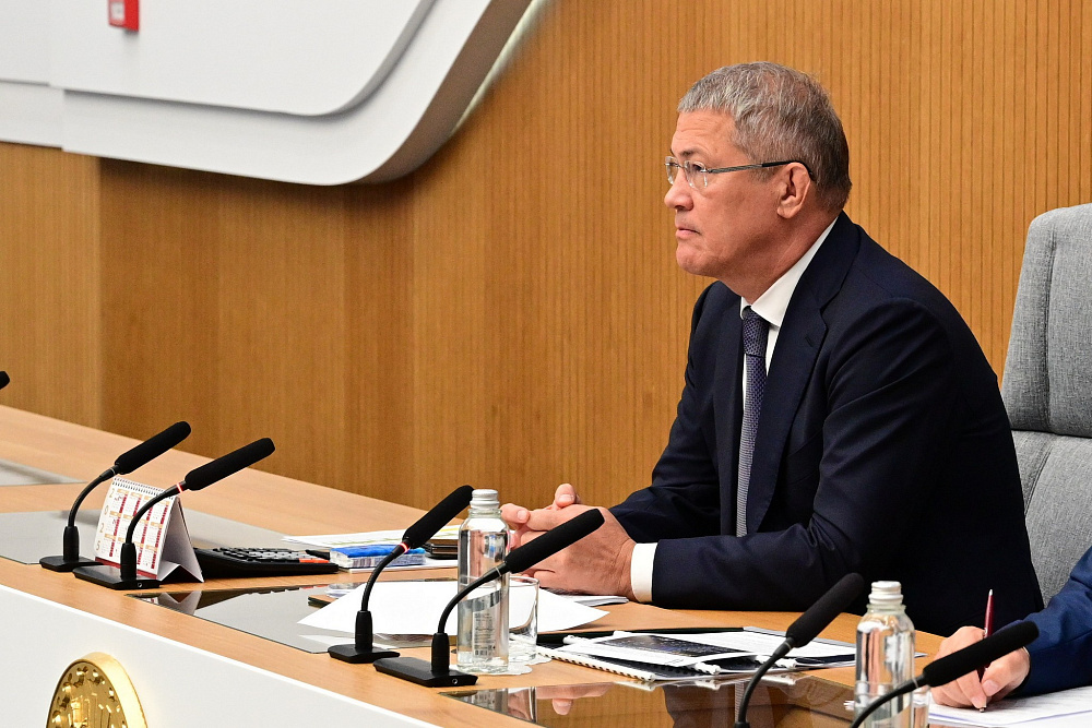 Радий Хабиров передал новые автобусы спортивным школам Башкортостана