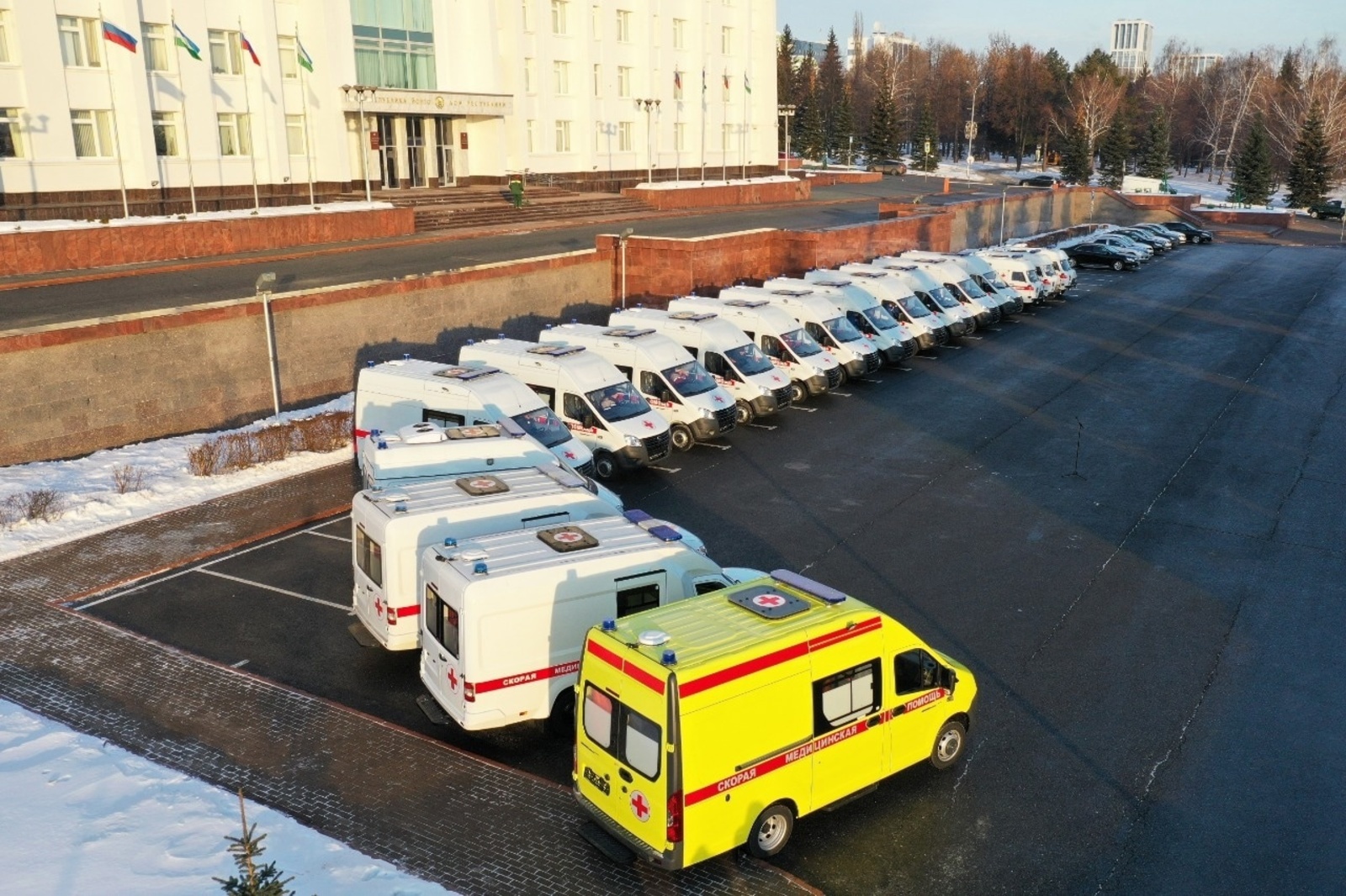 В Башкирии больницам передали 18 новых автомобилей