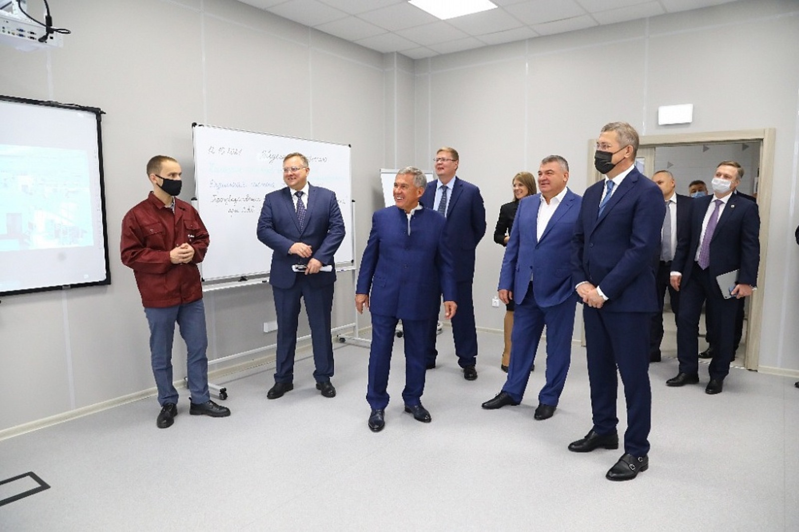 Глава Башкирии Радий Хабиров и Президент Татарстана Рустам Минниханов побывали на производственно-учебном центре Ростеха в Уфе