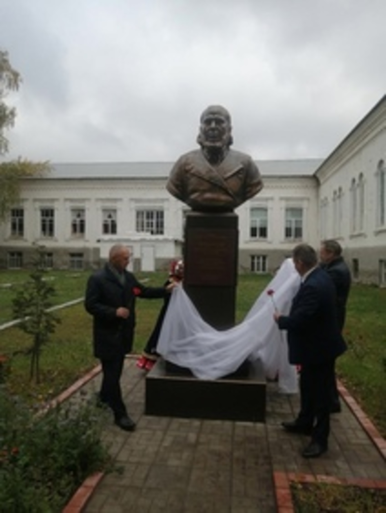 В Давлекановском историко-краеведческом музее открыли памятник выдающемуся писателю Сергею Аксакову