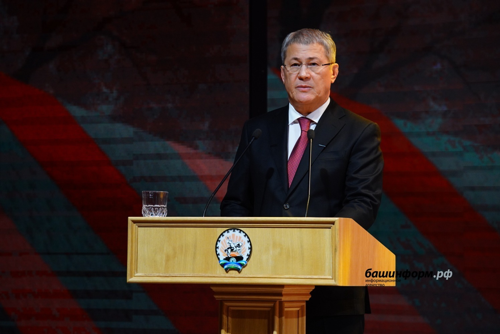 Радий Хабиров попросил отпустить людей с работы пораньше на этой неделе