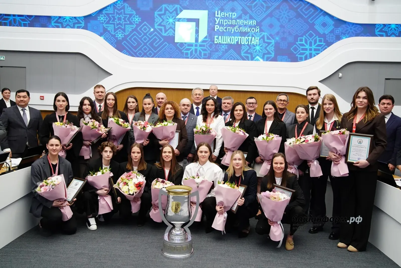 Глава Башкирии поздравил женскую хоккейную команду