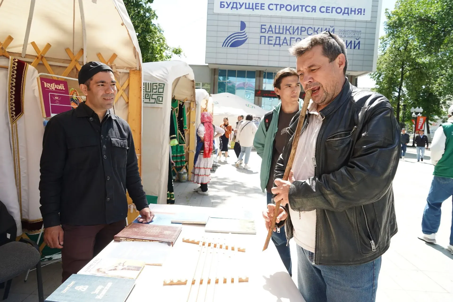 Өфөлә «Китап байрамы» халыҡ-ара китап йәрминкәһе дауам итә